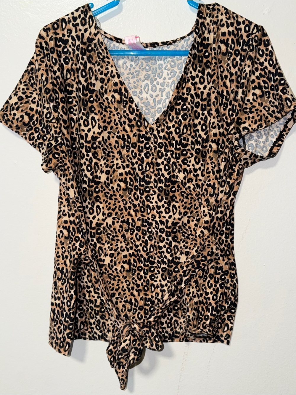 No Boundaries Leopard Print V-Neck Tie-Front Short Sleeve Top - Brown/Black